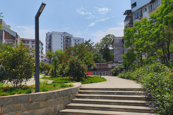 竹篙巷口袋公園新安裝好的路燈。黃華勤攝