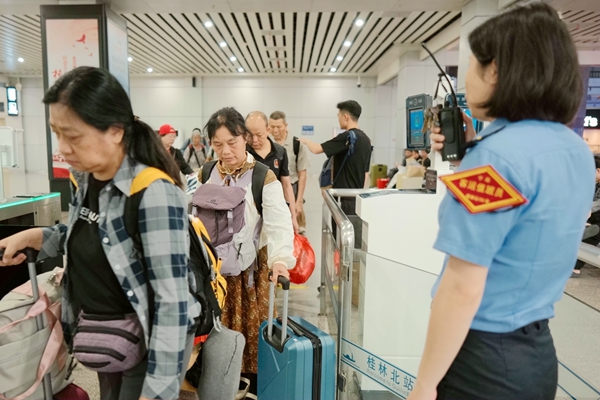 旅客有序排队检票。何毅摄