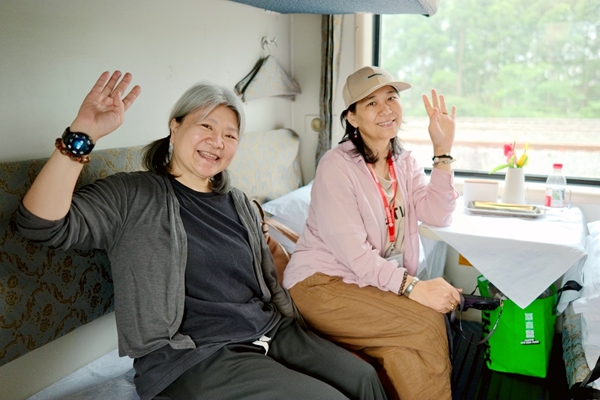 旅客在改造后的车厢里休憩。何毅摄