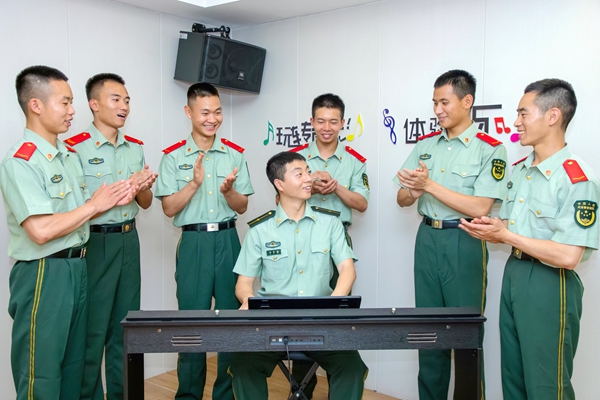 5.圖為中隊干部依托音樂體驗坊組織官兵開展興趣小組培訓學習 馬騰飛攝.jpg