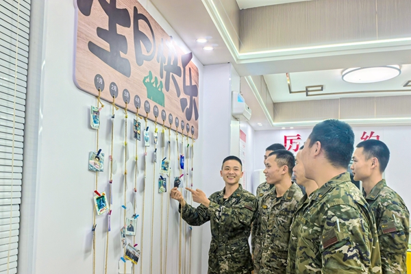 8.圖為官兵們駐足“生日牆”前，分享生日趣事 馬騰飛攝.jpg