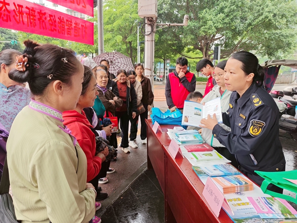 工作人員向市民普及社科知識。