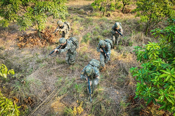 武警官兵正在搜索目標。唐明洋攝