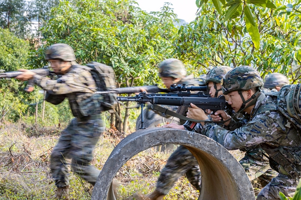 武警官兵交替掩护追击目标。唐明洋摄
