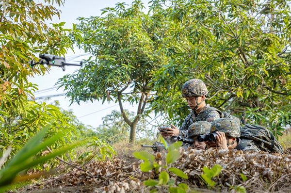 武警官兵利用无人机搜索目标。唐明洋摄