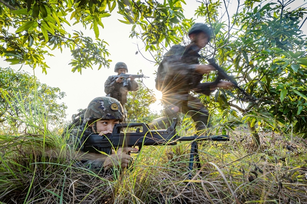 武警官兵交替掩护追击目标。唐明洋摄