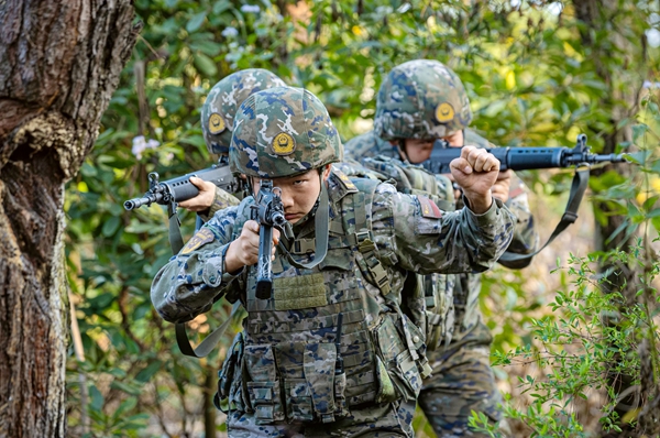 武警官兵正在搜索目标。唐明洋摄