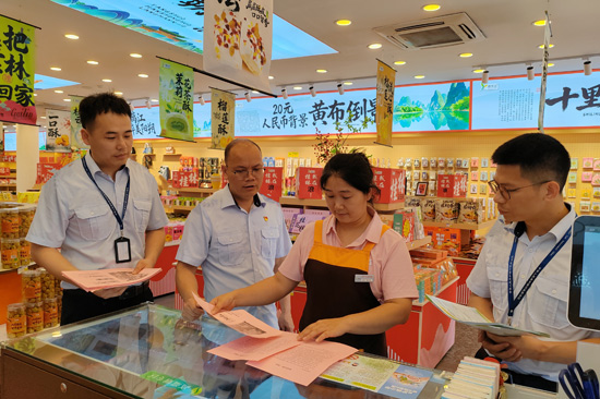 党员志愿者化身“普法宣传员”刘福楚摄