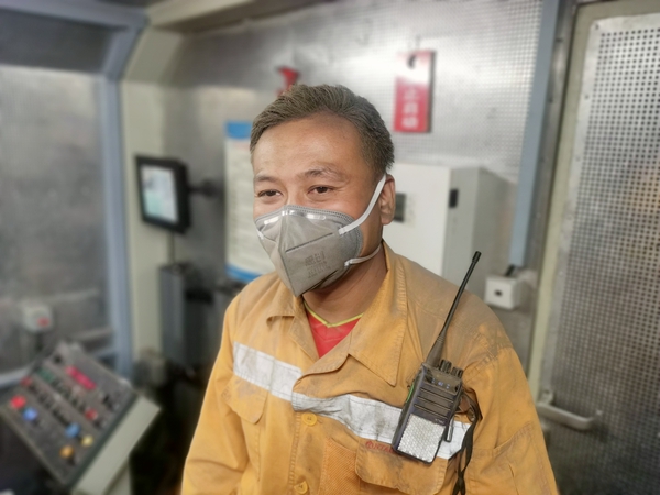 满身灰尘的黄磊。詹博摄