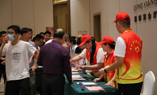 玉林公路發展中心青年志願者到天然香料與芳香中藥產業高質量發展座談會會場開展志願服務活動。鄒露露攝