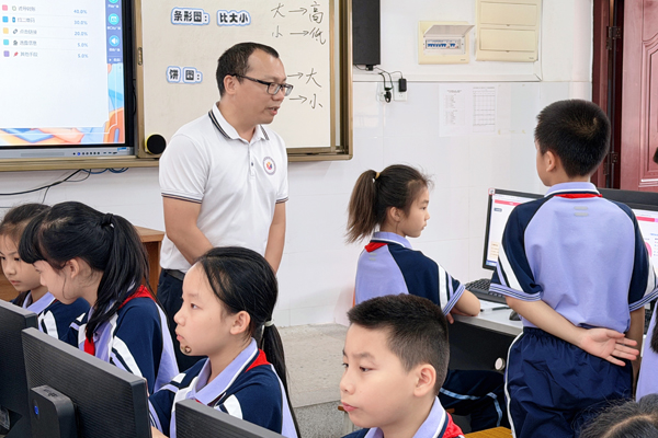 南宁市友爱小学徐传章老师执教的课例《展示数量的关系》。郭丽明摄