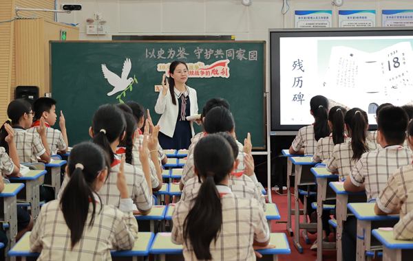 鐘夢瑤老師執教《以史為鑒，守護共同家園》，將鑄牢中華民族共同體意識融入道法課堂。全曉穎攝