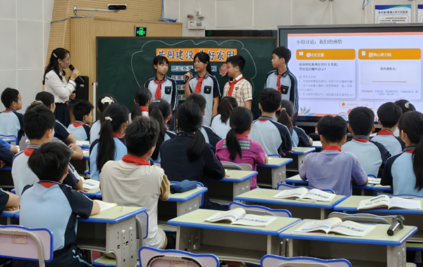 席路艷老師執教《中華民族大家庭》第六課《共同建設美好家園》。全曉穎攝