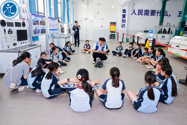 南宁市天桃小学孩子们在广西交职院研学。广西交职院供图