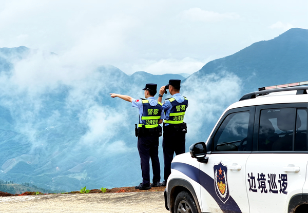 防城港边境管理支队民警在边境辖区巡逻。广西边检总站供图