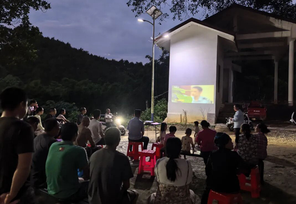 崇左边境管理支队峙浪边境派出所民警联合电影队在播放电影期间开展普法宣传。广西边检总站供图