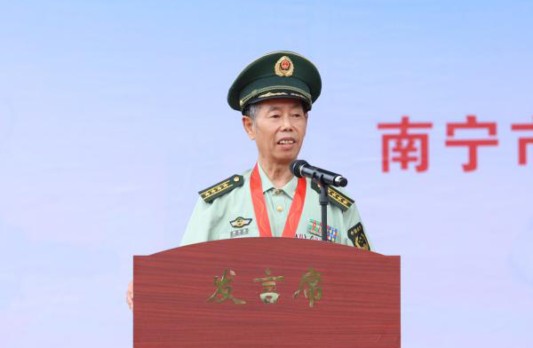 原武警廣西總隊政治部副主任郭雲疆進行國防教育現場授課。廣西職業師范學院供圖