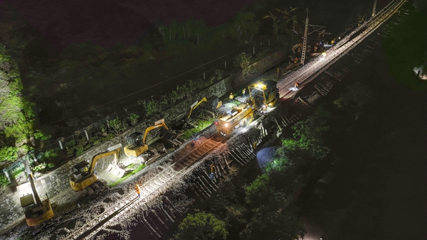 南防線集中修整形車對線路道砟進行整理。何家海攝