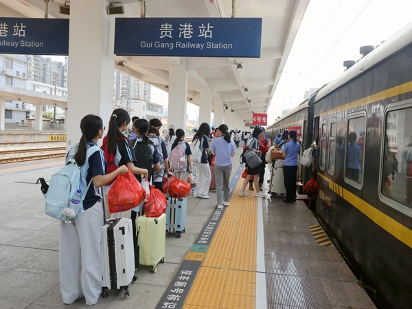 站台上，师生们在工作人员指引下有序登乘Y488次研学专列。袁富钟摄