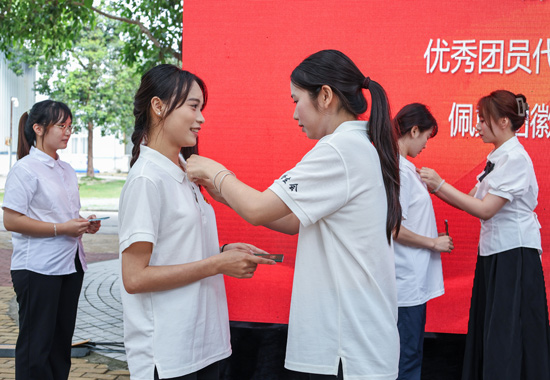 頒發禮。北海職業學院供圖