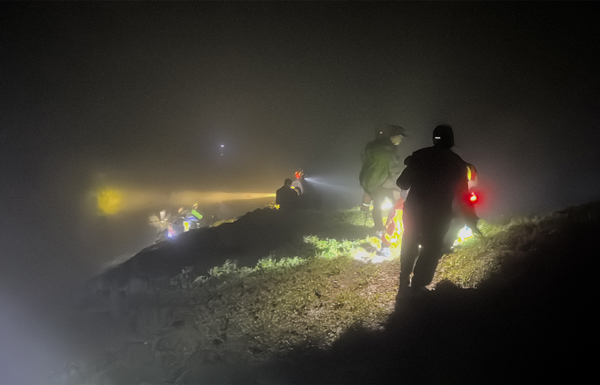 搜救隊員護送迷路游客下山。