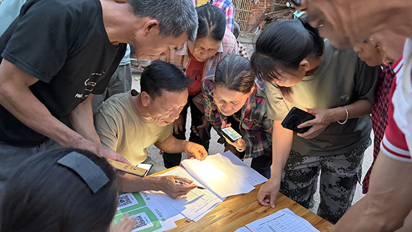 馱達村村民進行抽簽分地。東門鎮政府供圖