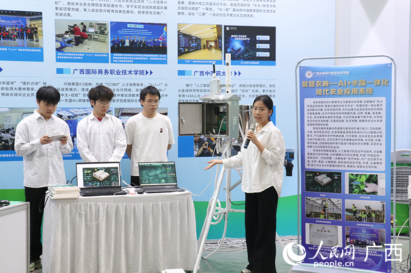 学生在活动现场进行讲解。人民网 刘璐瑶摄