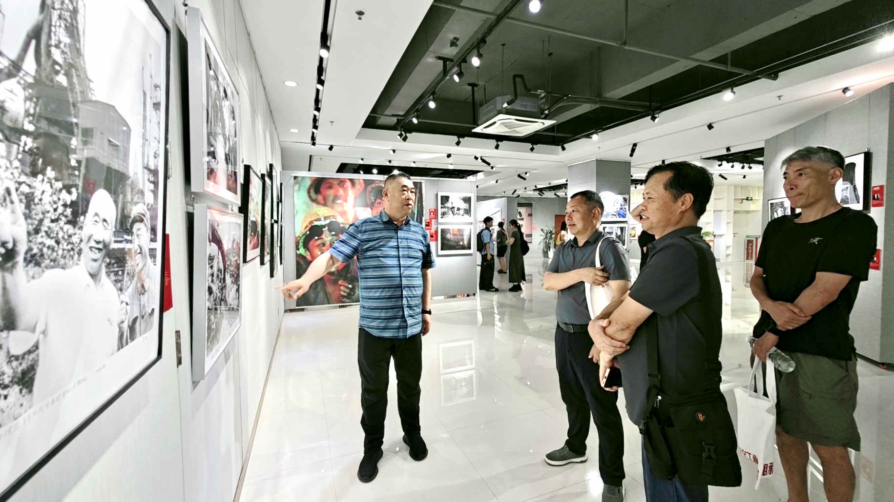 参加活动的嘉宾观看展览。张超楠摄