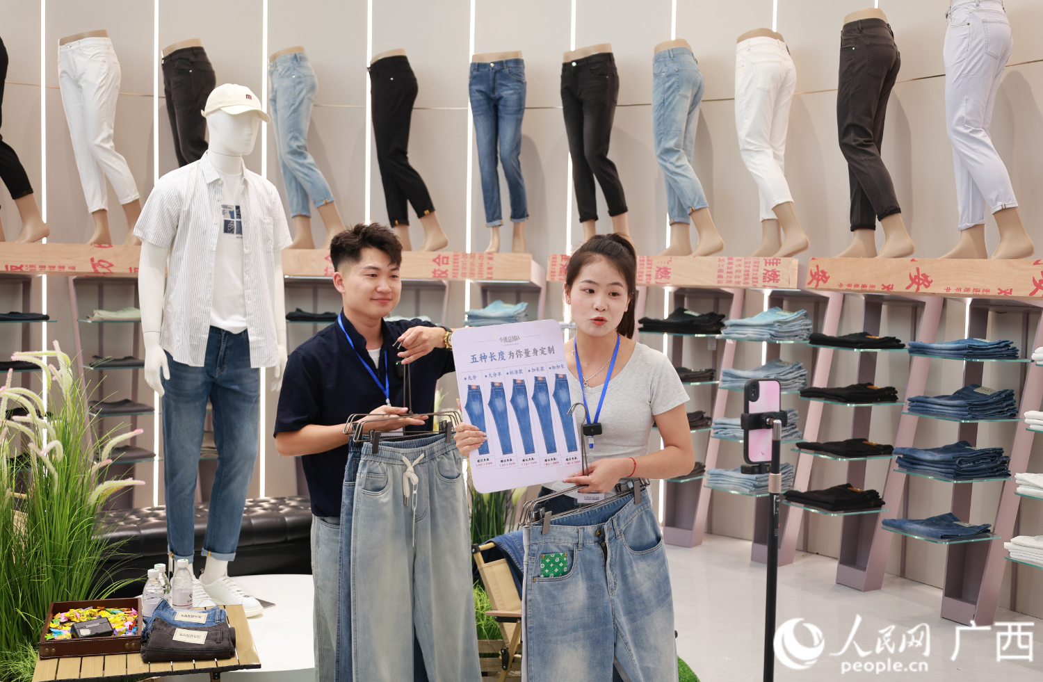 广西玉林市福绵区的一家服装店内，主播正在线上直播带货。人民网 韦欢摄