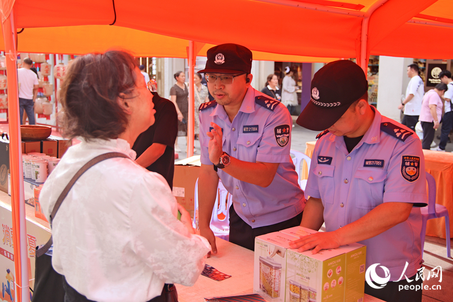 民警为市民普及反诈知识