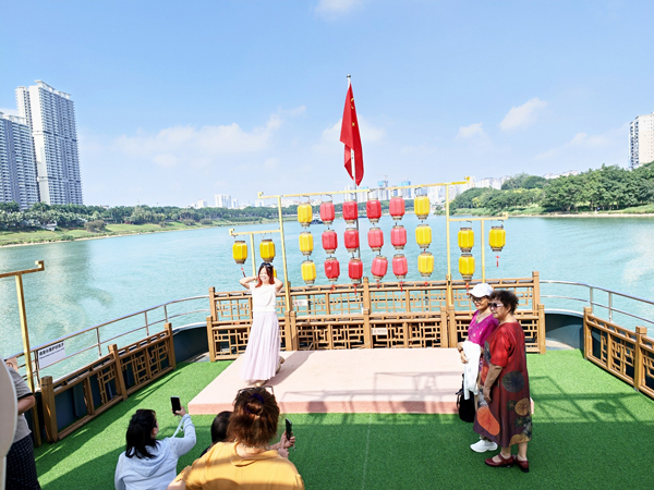 市民游客在水上巴士赏景拍照。