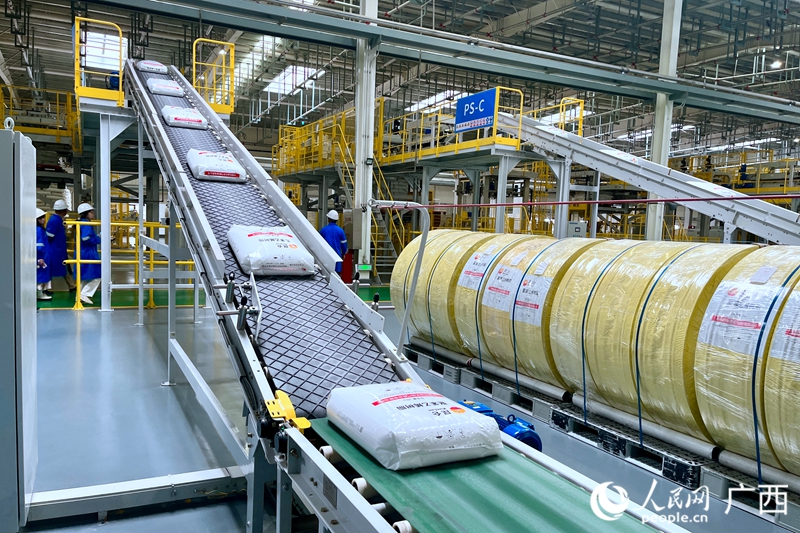 中国石油广西石化公司聚烯烃产品包装线。人民网 韦欢摄