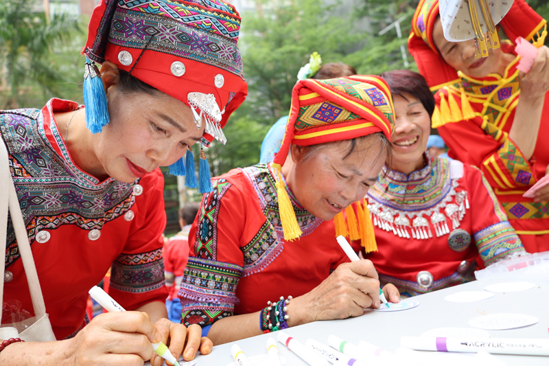 壮锦图案绘制及徽章制作。广西幼师供图