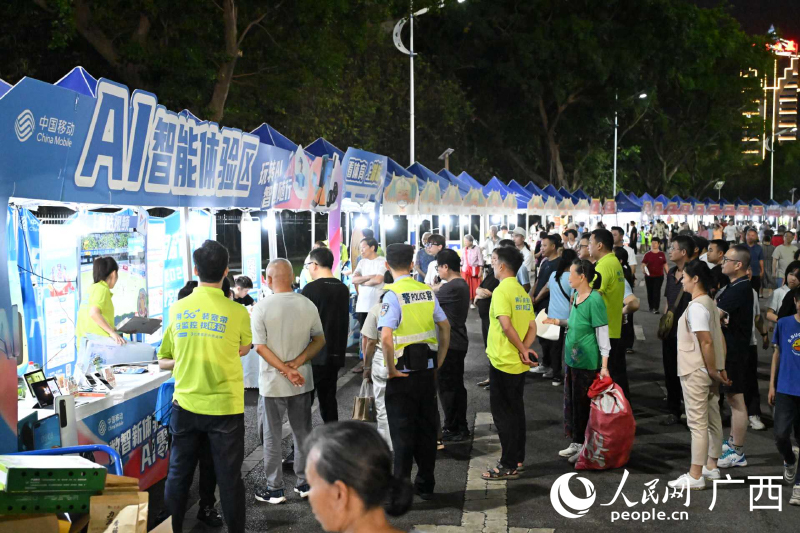 “廣西縣超”聯賽決賽場外同樣熱鬧非凡。人民網記者 雷琦竣攝