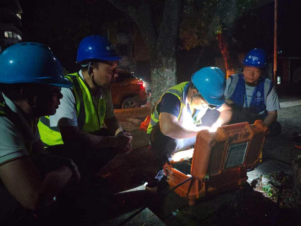 落石墜傷光纜，應急團隊連夜放纜搶通基站。王興連攝
