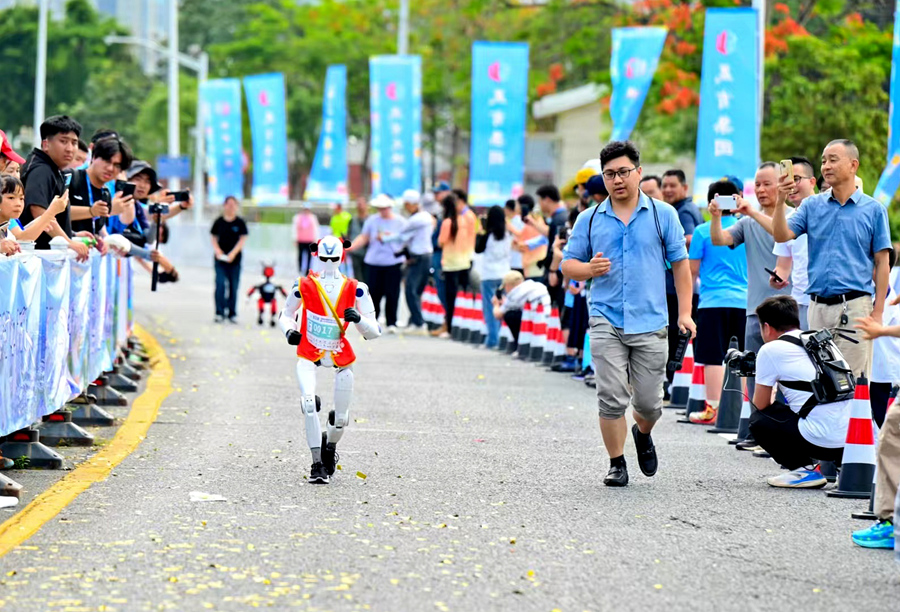 福建省首届机器人欢乐跑在龙文区开跑