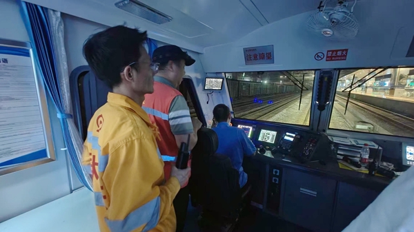 桂林高鐵基礎設施段組織開行軌道車開展工電設備巡查。肖鋒攝