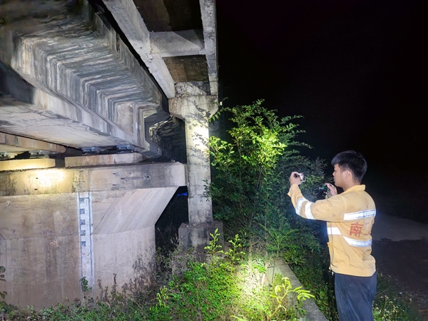 南宁工务段职工对桥梁梁体、桥墩进行检查。何正铎摄