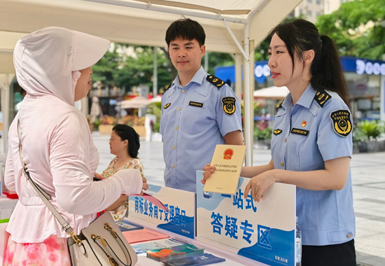 “一站式”答疑专区现场。何正君摄