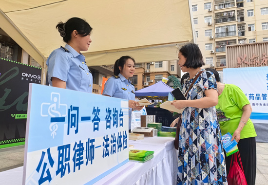 法规“一问一答”咨询台和公职律师“法治体检”点位现场。何正君摄