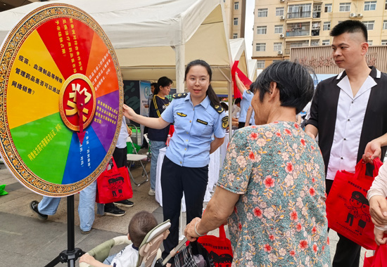 新修订《条例》“转盘闯关”有奖问答区现场。何正君摄