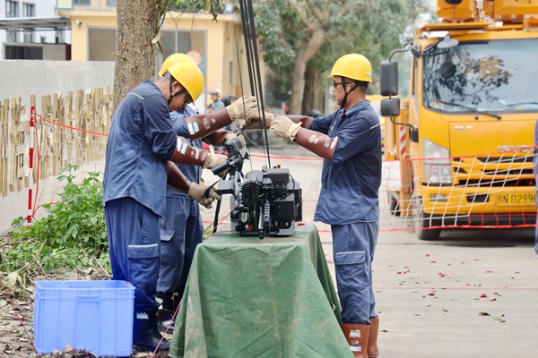 帶電工作人員正在調試配電AI帶電接火機器人。