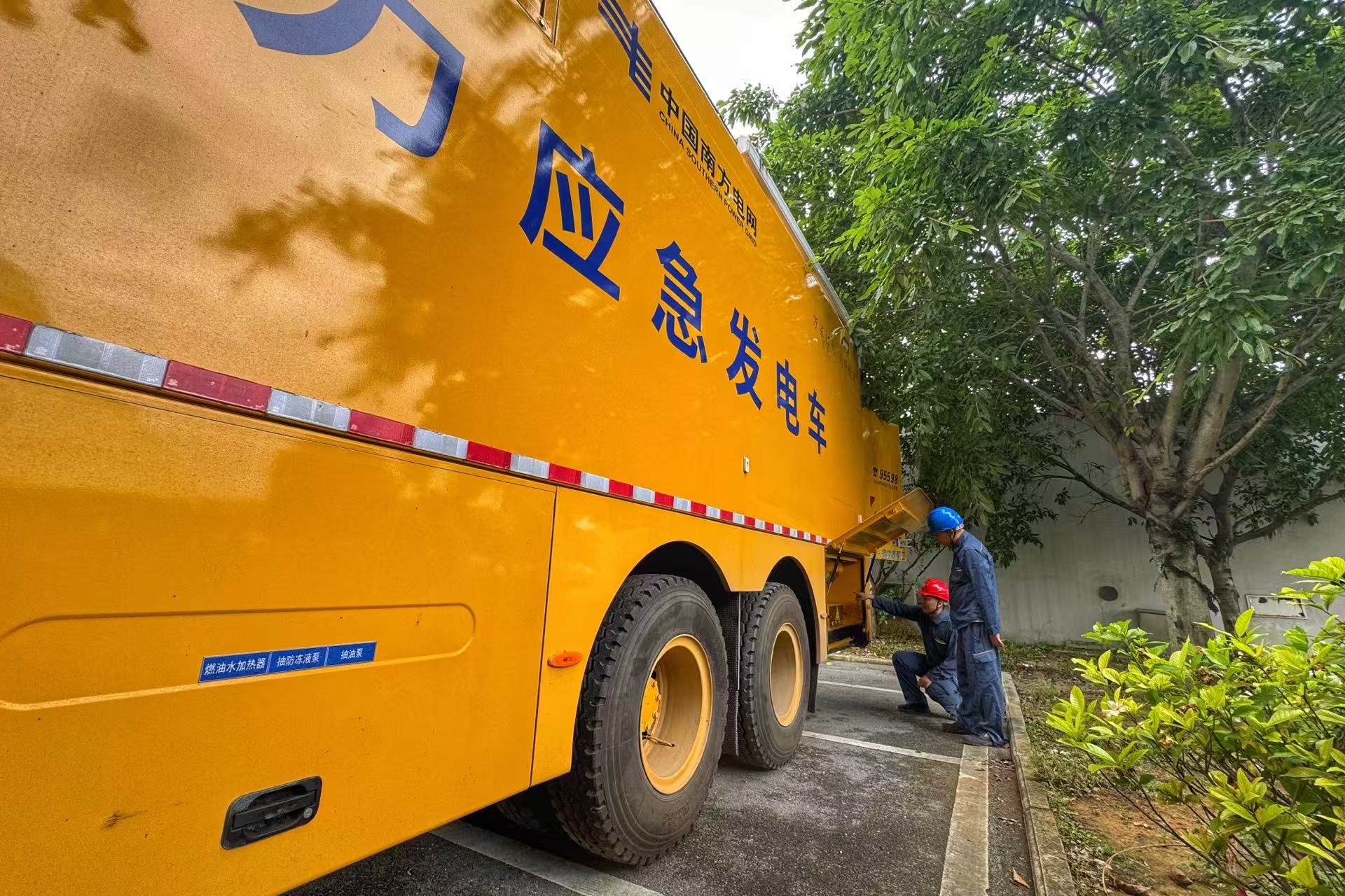 南方电网广西柳州供电局调派发电车前往太阳村螺蛳粉小镇居民安置点开展应急保障工作。陆雯摄