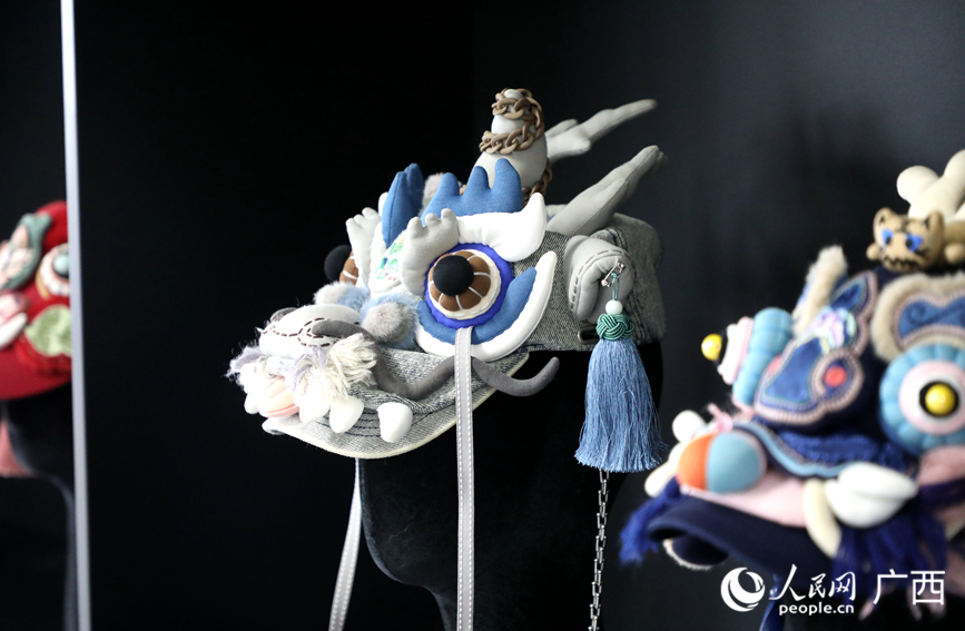 展区展出的非遗文创产品。