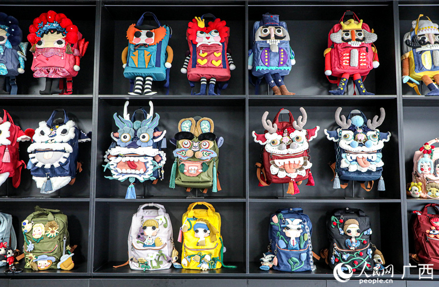 展区展出的非遗文创产品。