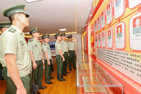 武警官兵参观荣誉室。欧伟彬摄