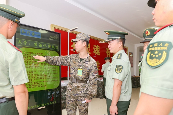 武警官兵观看学习“数字标牌一体机”管理。欧伟彬摄