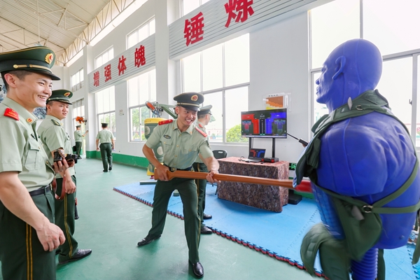 武警官兵测试刺杀设备。欧伟彬摄