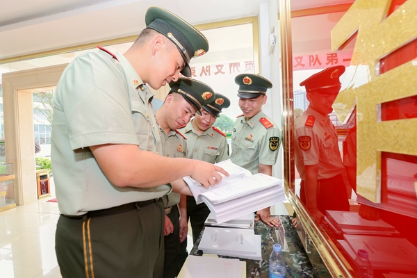 武警官兵学习兄弟单位好经验。欧伟彬摄