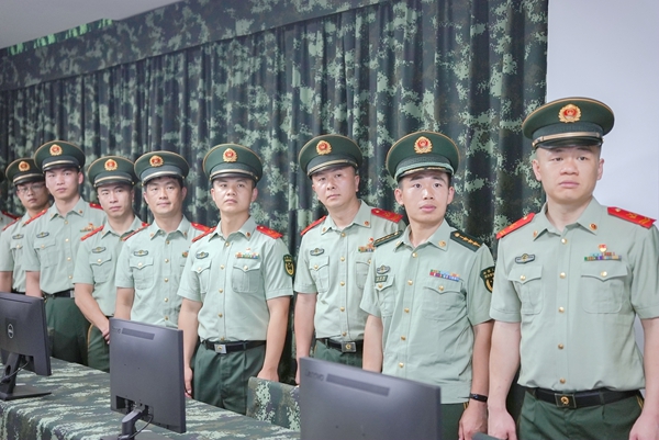 武警官兵聚精会神观摩。马振摄
